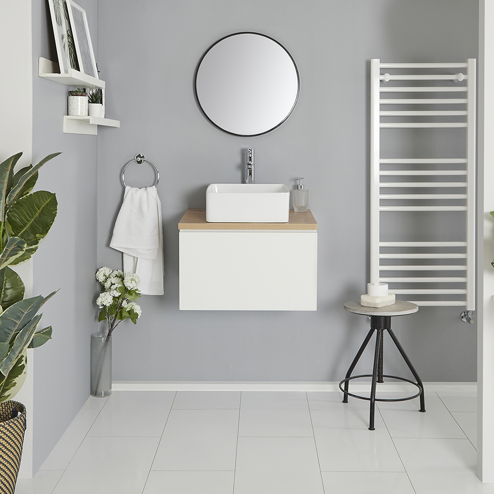 Mueble Base Mural de 600mm Color Blanco Opaco con Lavabo de Sobre Encimera, Encimera de Color Roble y Opción LED - Newington
