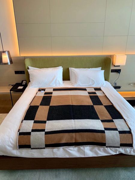 Classic Luxury Designer Color Block H Blanket Versatile and Warm Square series